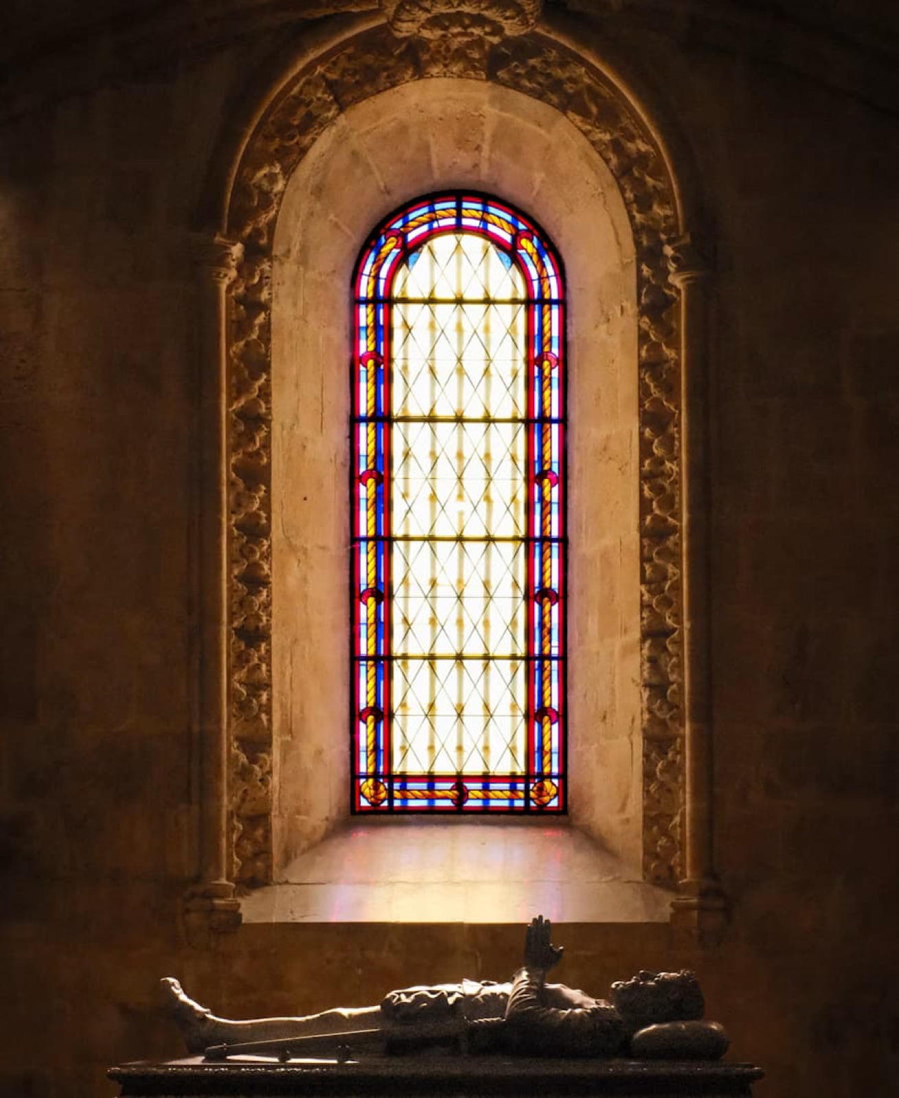 Túmulo sob um vitral histórico